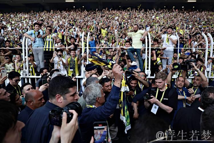 穆里尼奥邀请费内巴切大巴停车,与球迷合影留念 穆里尼奥邀请费内巴切大巴停车,与球迷合影留念