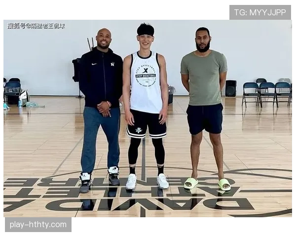 林书豪拎着一双价格能让普通工资脸红的球鞋排队买夜宵，笑得像隔壁老王